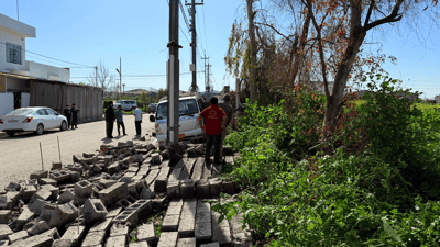 رەشەباکە بێ زیان نەبوون؛ دیوارێکى رووخاند و 4 ئۆتۆمبێل کەوتنە ژێرەوە