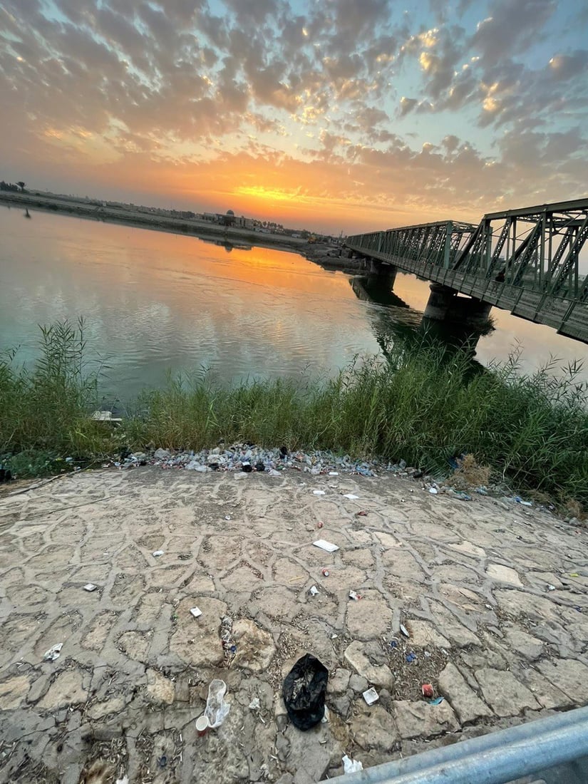 مخلفات الساهرين على ضفاف الفرات تشوّه كورنيش الفلوجة (صور)