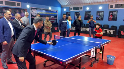 فيديو: طفلة تهزم محافظ النجف عشرة صفر في تنس الطاولة وهو سعيد جداً