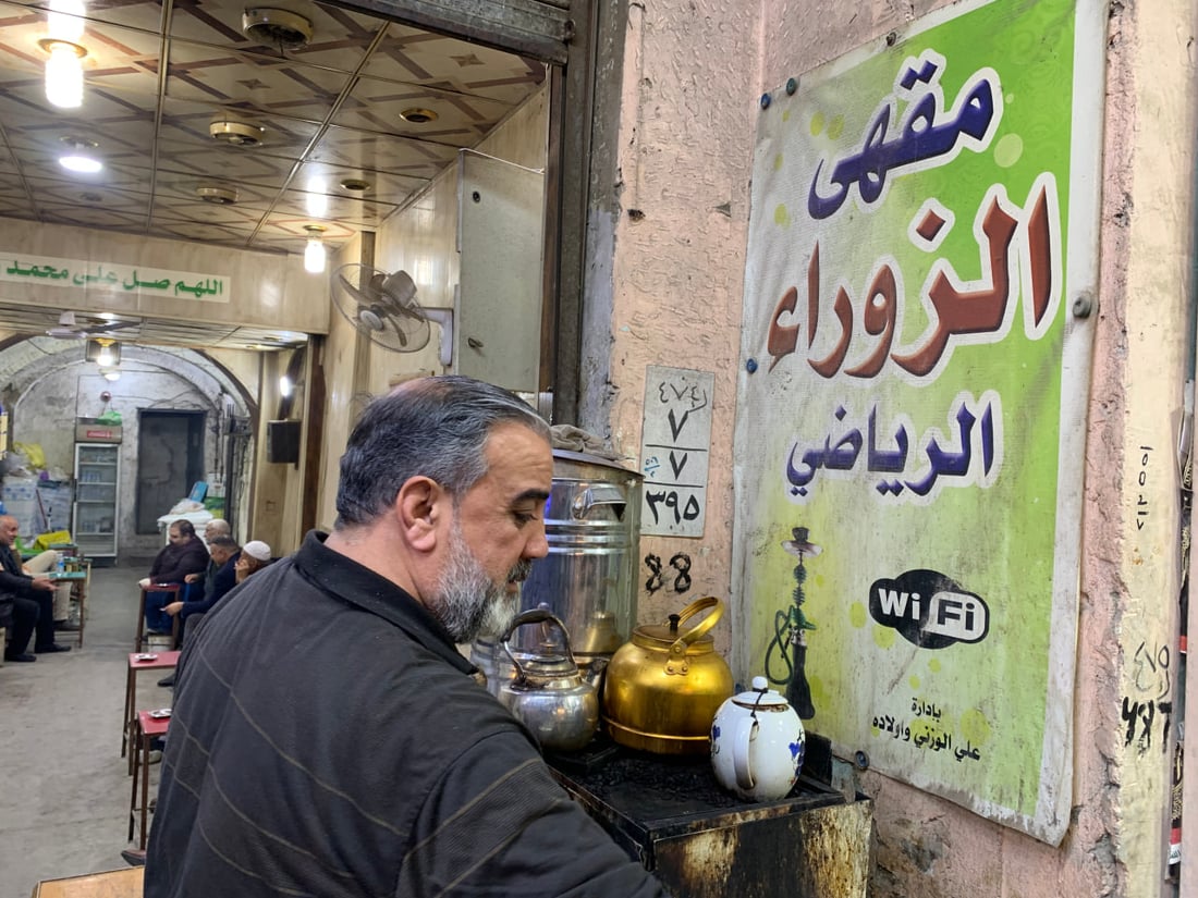 سطور من حياة عميد الزورائيين الراحل في كربلاء وصور من المقهى الشهير في العباسية