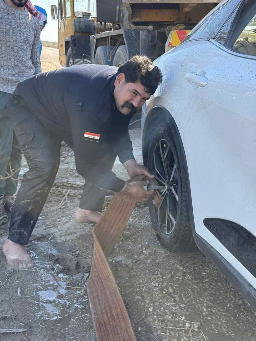 صور: نجدة الفلوجة تنقذ عائلة انقلبت مركبتهم في نهر الفرات