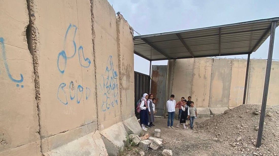 سمعتم بسور بغداد الكونكريتي؟ صور الطالبات تفطر القلب أمام بوابة من حديد
