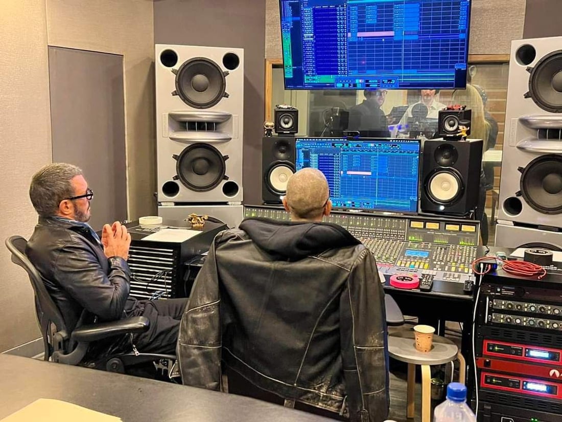 صور: كاظم الساهر يغني بالإنگليزية لفواجع غزّة.. “Hold your fire”