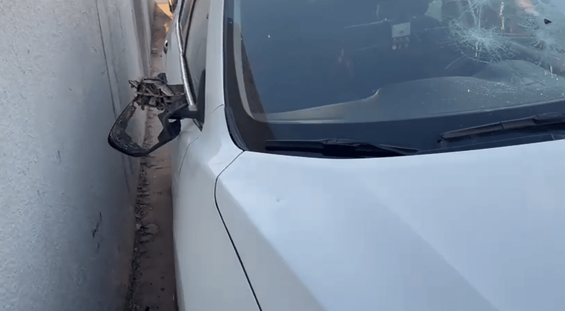 صور: تهشيم سيارة مديرة مدرسة في بنجا علي بعد قرار فصل لـ “طالب مسيء”
