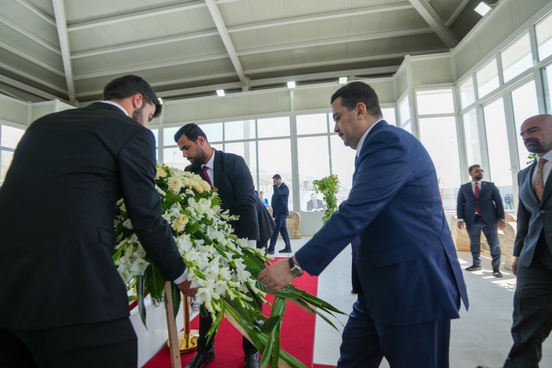 السوداني يزور ضريح الرئيس الراحل جلال طالباني في السليمانية (صور)