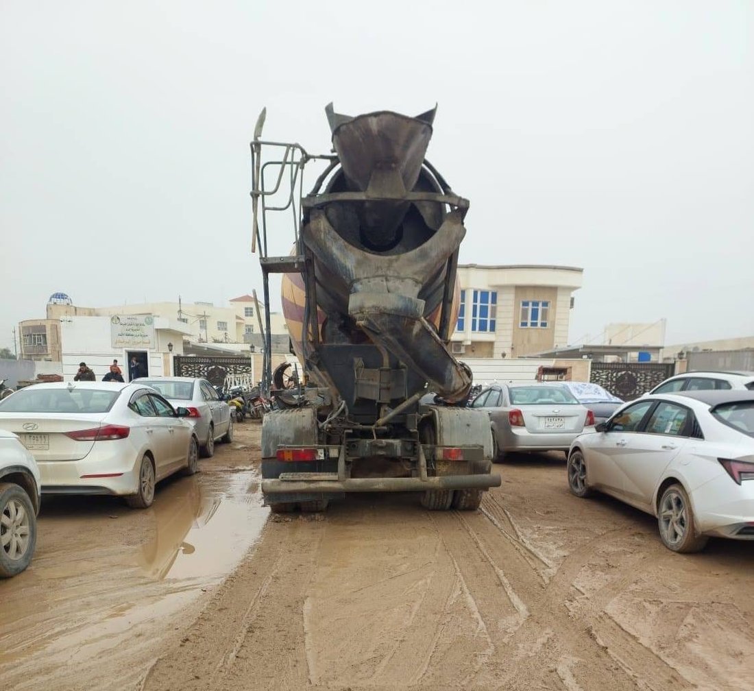 مرور الرمادي يفرض على سائق “خباطة” تنظيف ما نثره من اسمنت على الطريق (صور)