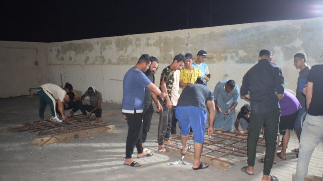 وظيفة بـ700 دولار لشباب الفاو.. قهر البحر بالسلاسل والحبال لنقل مواد الميناء الكبير (صور)