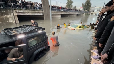 فيديو: غرق عدد من السيارات قرب جسر “سيداوه” وسط أربيل