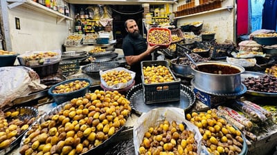 صور: الآن يجب أن تخزنوا الرطب والتمر.. باعة الكوت يتوقعون ارتفاع الأسعار