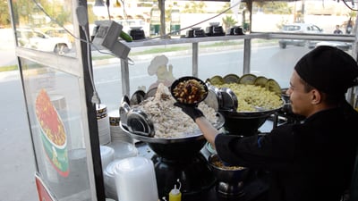 قال لي أبي “لن تجوع في تكريت”.. طارق المصري جاء بالكشري إلى شارع الزهور