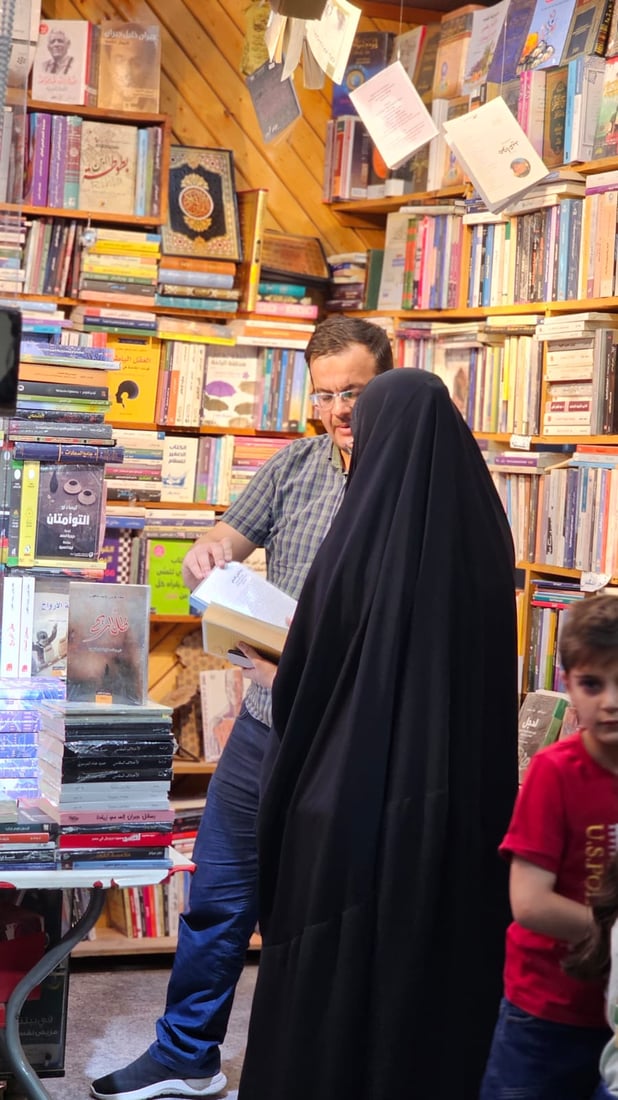 النجف تقرأ “روايات برشلونة” وتلاحق “فن قراءة العقول”.. مكتبات سوق الحويش