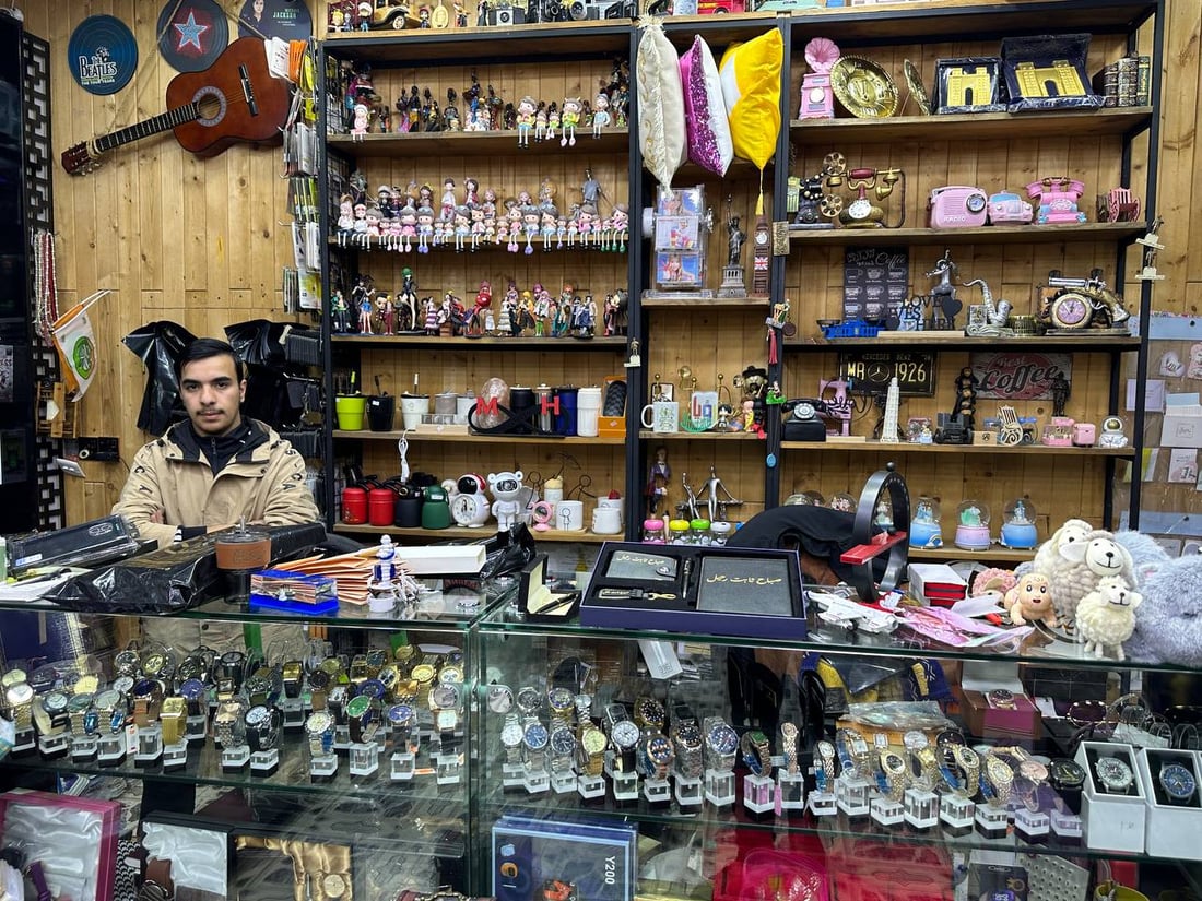 ليلة عامرة بالحب في الأنبار.. التلاميذ يختارون هدايا المعلم والآباء يدفعون (صور)