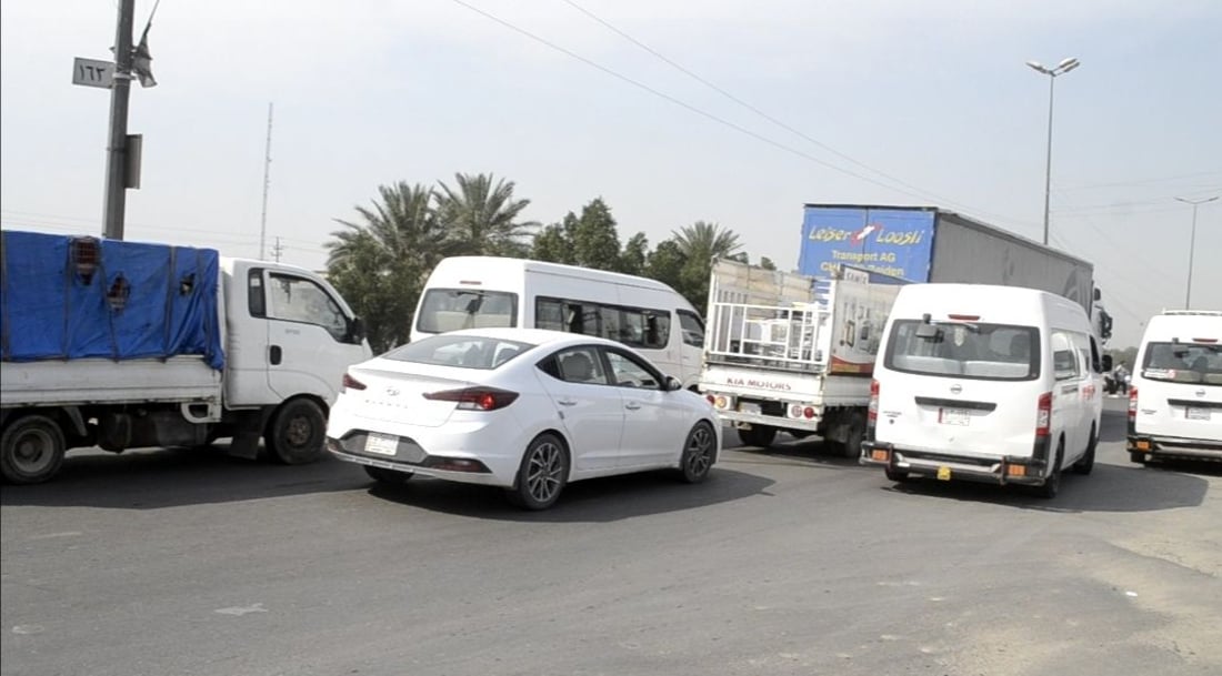 “أبو دشير” تخاطر يومياً بعبور “السريع” وتربك السيارات النازلة نحو الجنوب