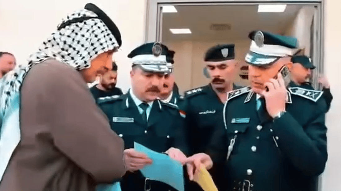 مقطع طريف.. رجل ميساني يعترض على غرامة ومدير المرور يعرض له صورها