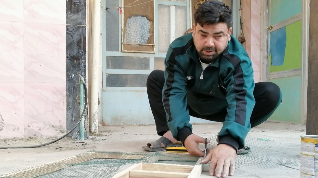 بابل: كفيف ينصب غرف النوم ويصنع أقفاص البلابل وبطل في الكاراتيه (صور)
