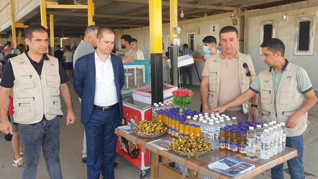 دهوك تستقبل سائحي العيد بالورد والحلوى.. وإجراءات الدخول أسهل (صور)