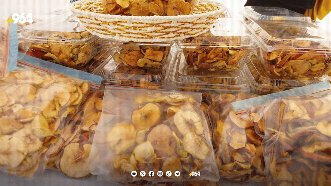 جوتیارێك له‌ سێوی بەرواری باڵا چپس دروست ده‌كات