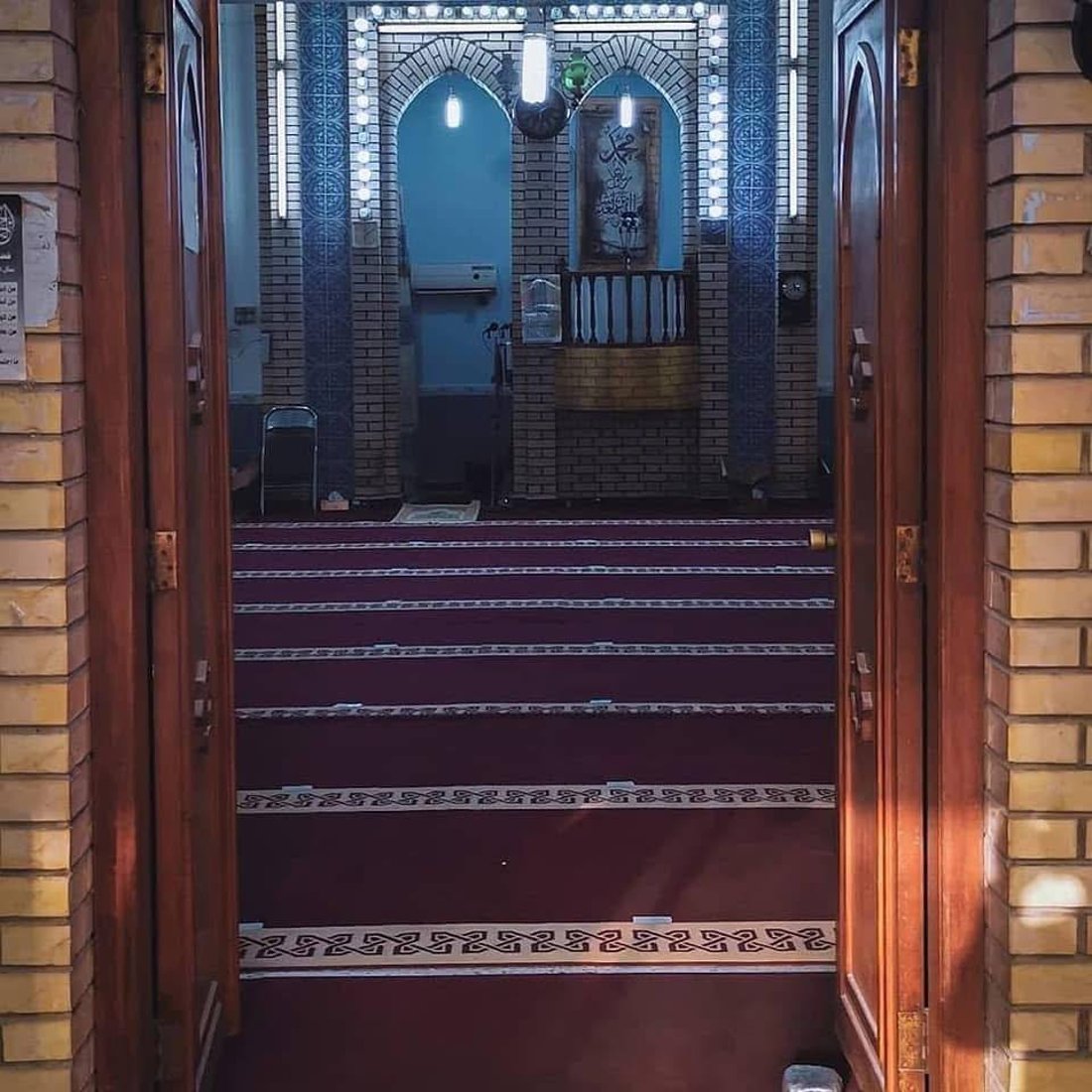 مفتاح طوله متر لبوابة مسجد أهل نجد في الزبير وعلى القفل اسم الأمير