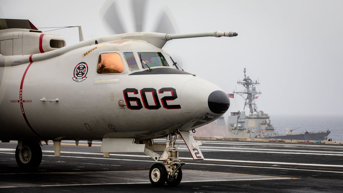 چەند فڕۆکەیەک لەسەر کەشتی یو ئێس ئێس جێڕاڵد فۆرد لە دەریای سوور هەستاون