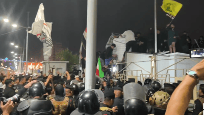عاجل.. اقتحام القنصلية الكويتية والشباب تسلقوا جدارها المحصن