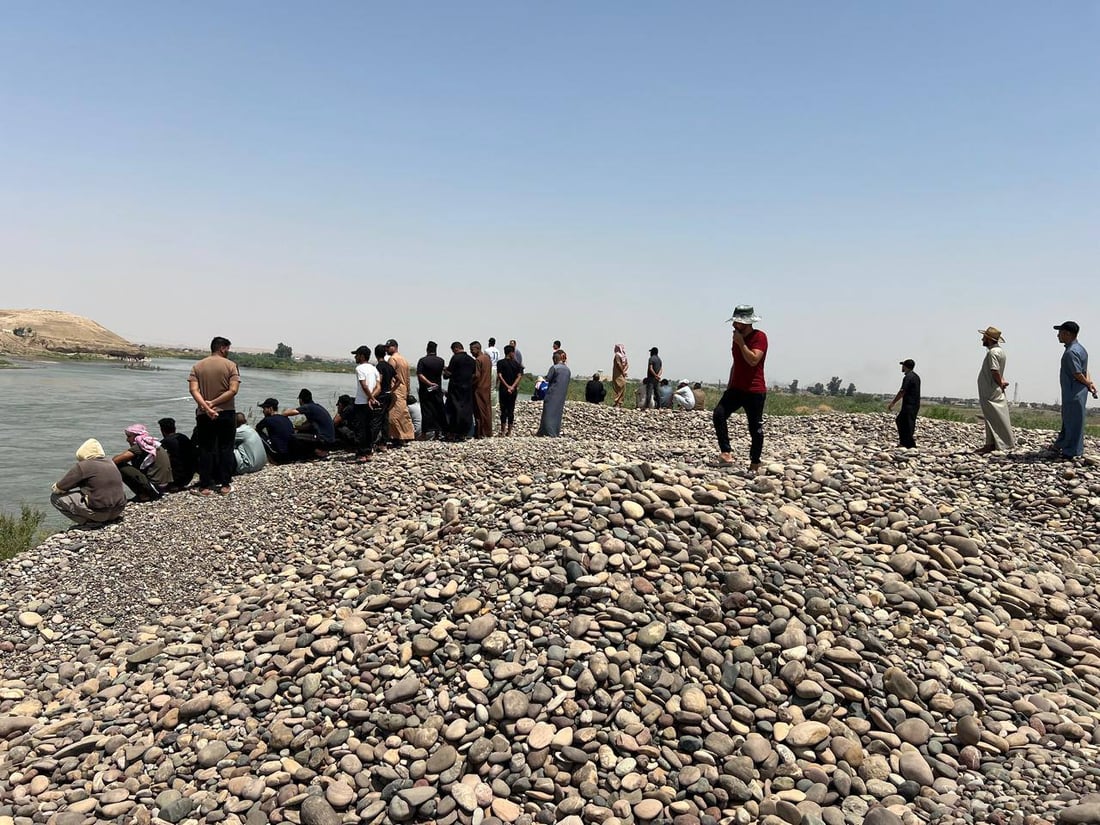 صور: أهل القيارة تحت الشمس بحثاً عن “علي”.. غدرت به أمواج دجلة