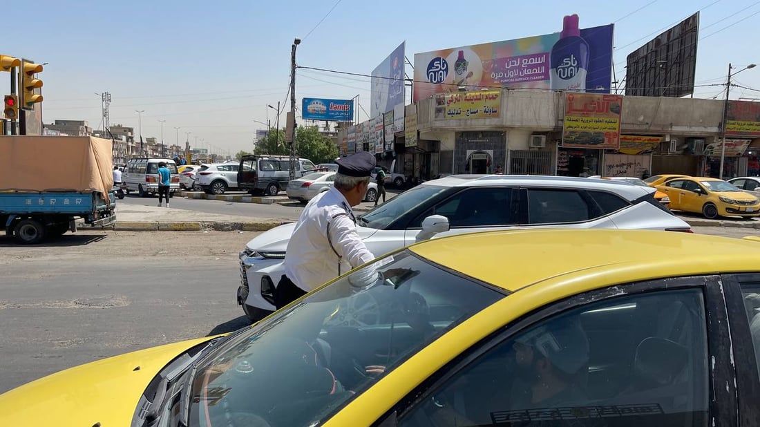 صور من مدينة الصدر: رجال المرور تفرغوا لسقي العطاشى في تقاطع الحمام
