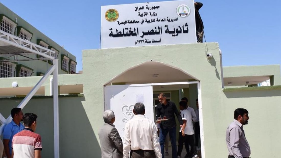 شركة صينية من حقل مجنون النفطي تهدي ملعباً لمدرسة شمال البصرة وتعيد تأهيلها (صور)