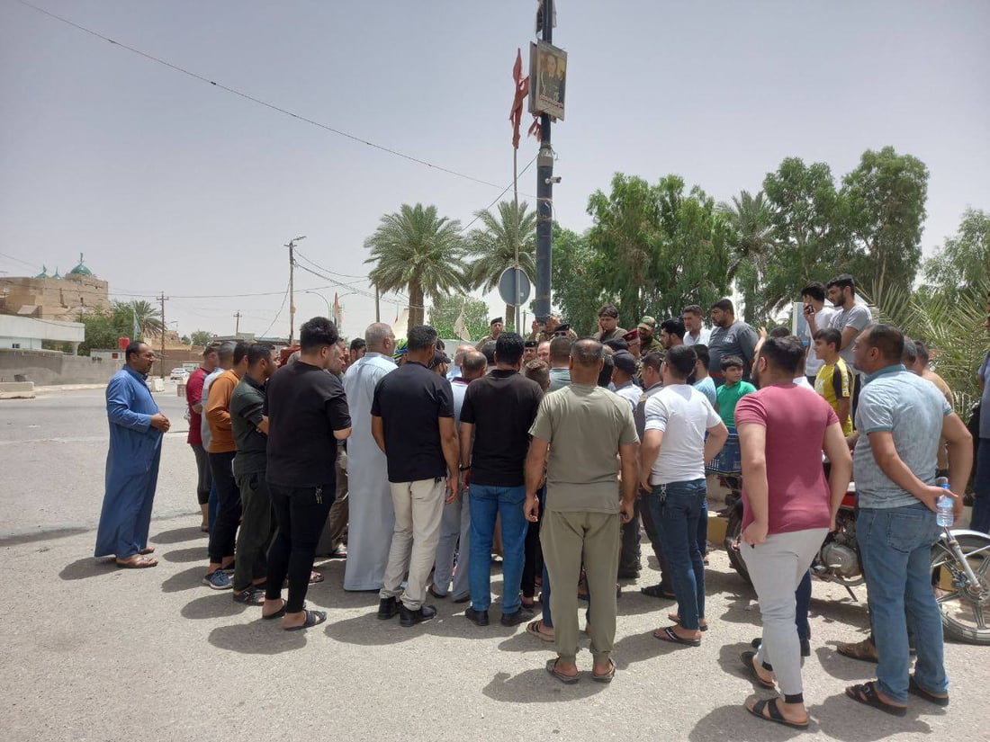 صور: أهالي زين العابدين يغلقون الطريق احتجاجاً على رمي النفايات قرب مقام الإمام