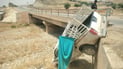 صور: بيك آب معلقة بالهواء.. السائق فقد السيطرة وسقط من جسر في طق طق