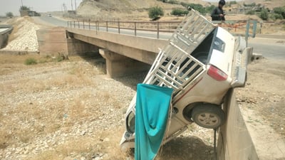 صور: بيك آب معلقة بالهواء.. السائق فقد السيطرة وسقط من جسر في طق طق