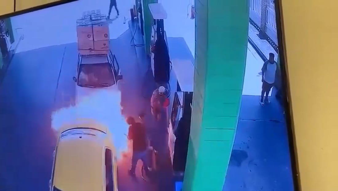 انشغال سائق باتصال هاتفي يتسبب باحتراق سيارتين في محطة وقود بالكوت