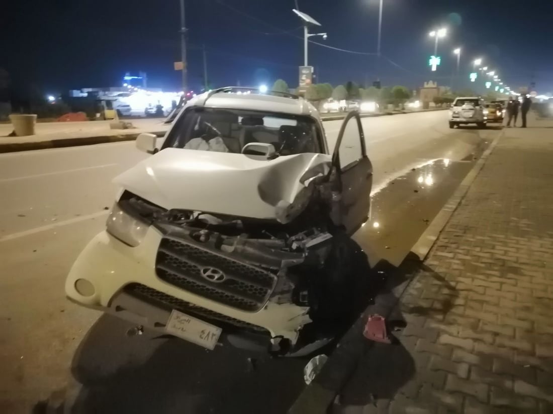 سائق اصيب بجروح بليغة وآخر في السجن.. “لوري” يفقد تركيزه ويصطدم بـ”سنتافي” (صور)
