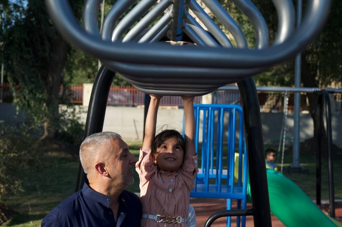 حية ودرج ومنضدة وريشة.. صور من كورنيش أبو نؤاس مع اكتمال الجزء الثاني “الأحلى”