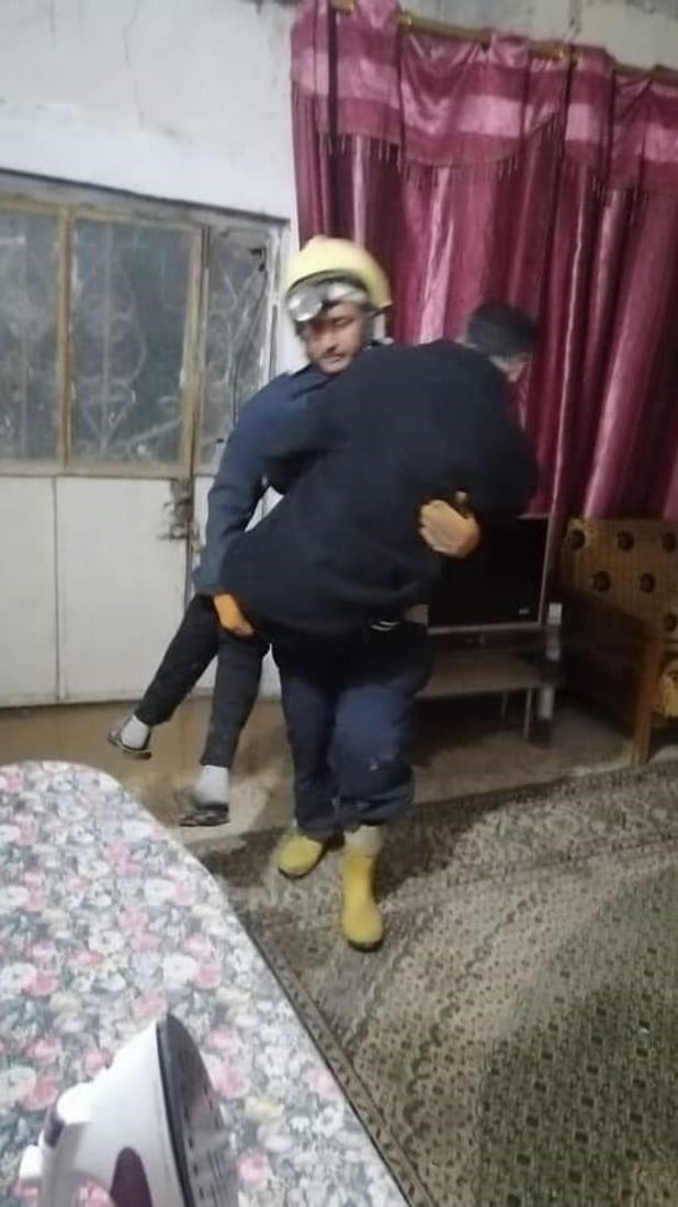 واسط: الدفاع المدني ينقذ عائلة محاصرة تحت أنقاض سقف منهار (صور)
