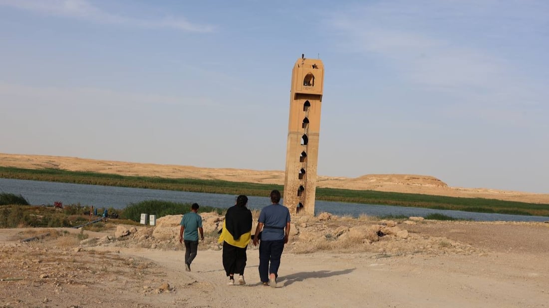 أعجبتهما “فرافير راوة”.. تمارا وزوجها “روي” من كندا يكتشفان أسرار الفرات (صور)