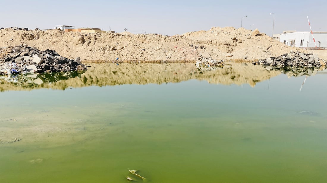 أغلق أنفك حين تدخل هذا الحي النجفي: الأهالي محاصرون بمياه المجاري منذ أيام (صور)