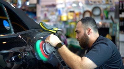 خبير “البوليش” الأنباري يُخرج أتربة السنين من سيارتك والتلميع ألماني