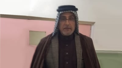 صورة: أم وجنين بوضع حرج.. طبيب يجري عملية بـ “الدشداشة والعگال” في الحلة!