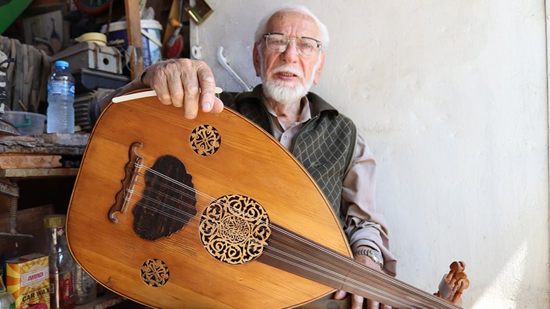 964 مع “شيخ العوّادين” في الطوبجي.. صنع 4000 عود ولا يطيق مفارقة رائحة الخشب