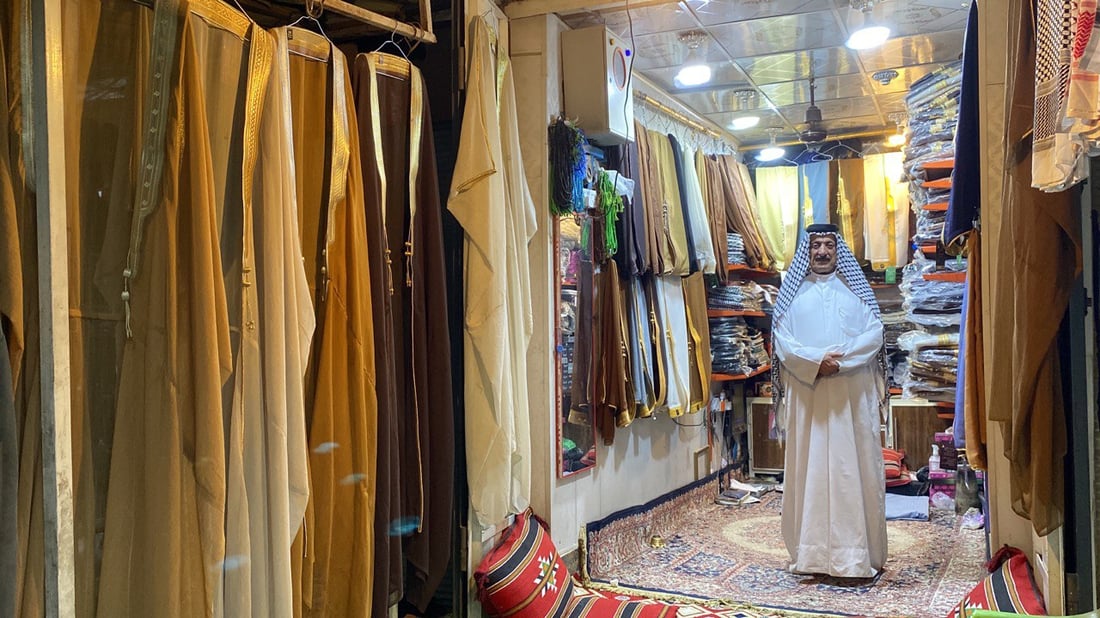 لا أحد “يرقع” عباءة الرجال في الناصرية.. يمكنك شراء المستوردة بـ30 ألفا فقط (صور)