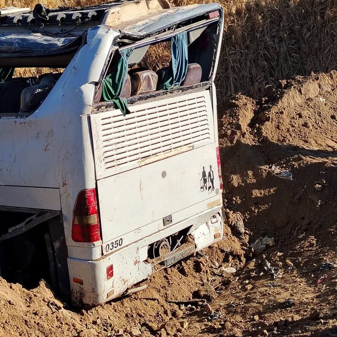 صور: عشرات الضحايا في اصطدام باص للزوار بسيارة طلبة على طريق الديوانية النجف