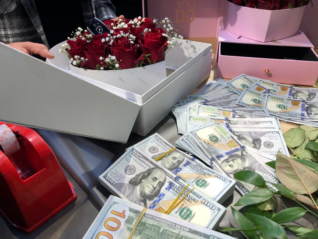 فيديو: سويج مرسيدس و5 شدات داخل باقة ورد.. هدايا مثيرة في فالنتاين أربيل