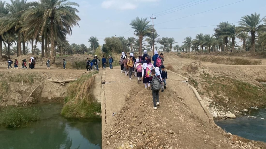 بابل: انهيار في جسر الخميسية يمنح 1600 طالب عطلة ويقطع المؤن (صور)