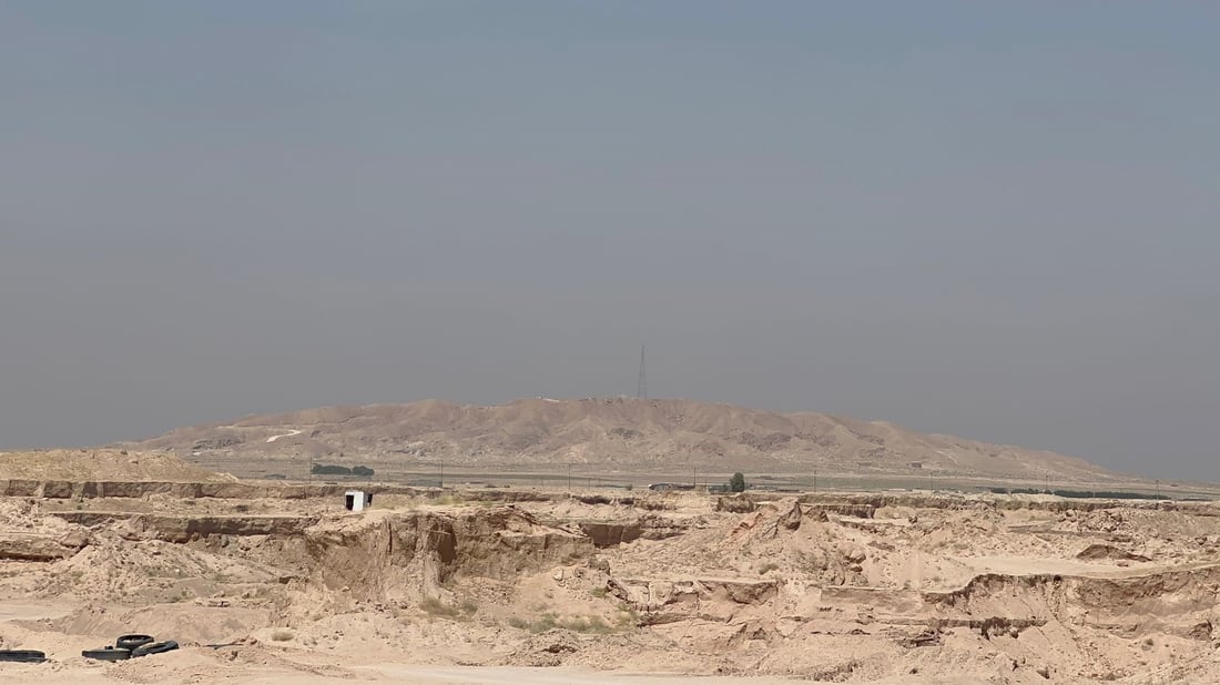 “سنام البصرة كله خير”.. فيديو لاستخراج أفضل مواد البناء من محيط الجبل الوحيد