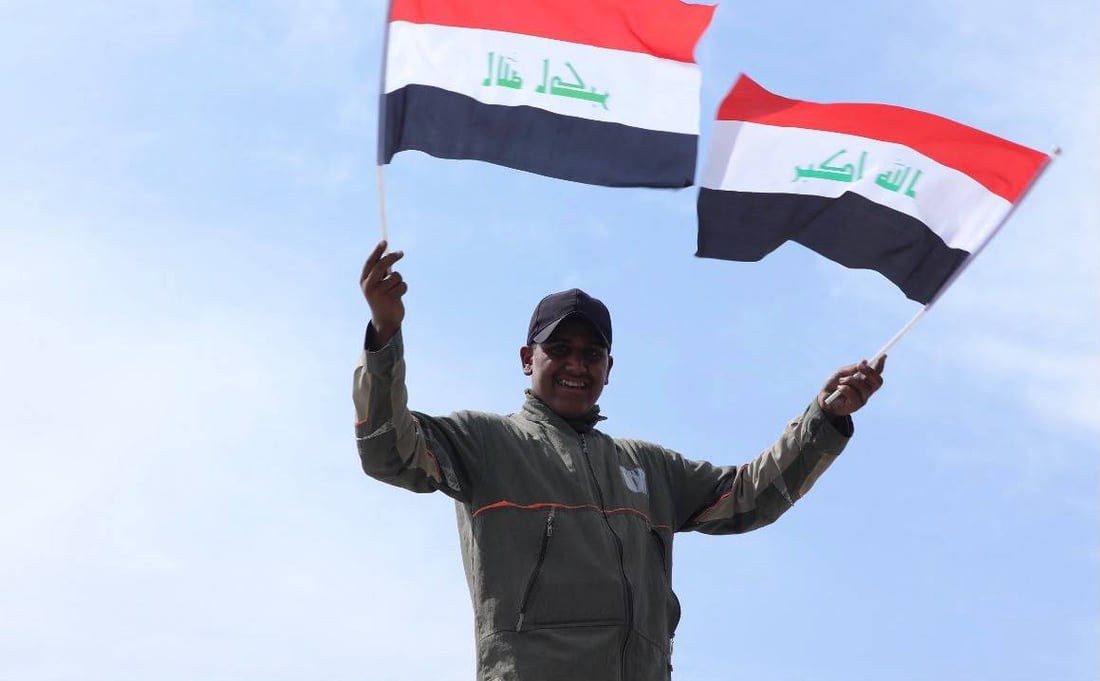 صهاريج تطلق الماء وأعلام وعمال فوقها.. بلدية الكرادة ترسم بهجة يوم السيادة