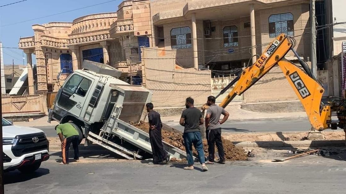 شارع في السماوة يبتلع سيارة حمل والسائق يستعين بـ”JCB”