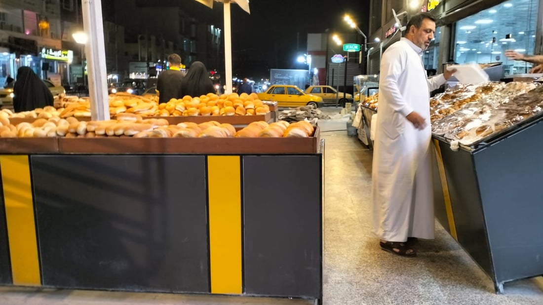 ليالي شارع المسبح أحلى ما في بغداد الجديدة.. تجارة وشاي وعشاء فاخر (صور)