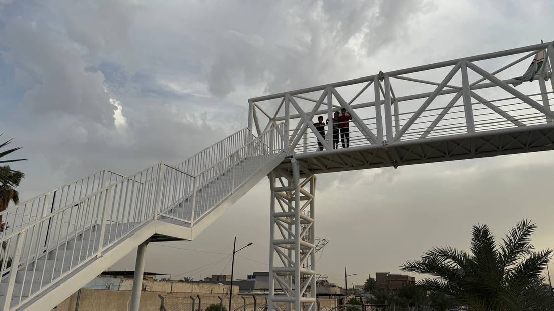 صور: أول جسر مشاة في شارع الفلاح بمدينة الصدر لتفادي حوادث السير