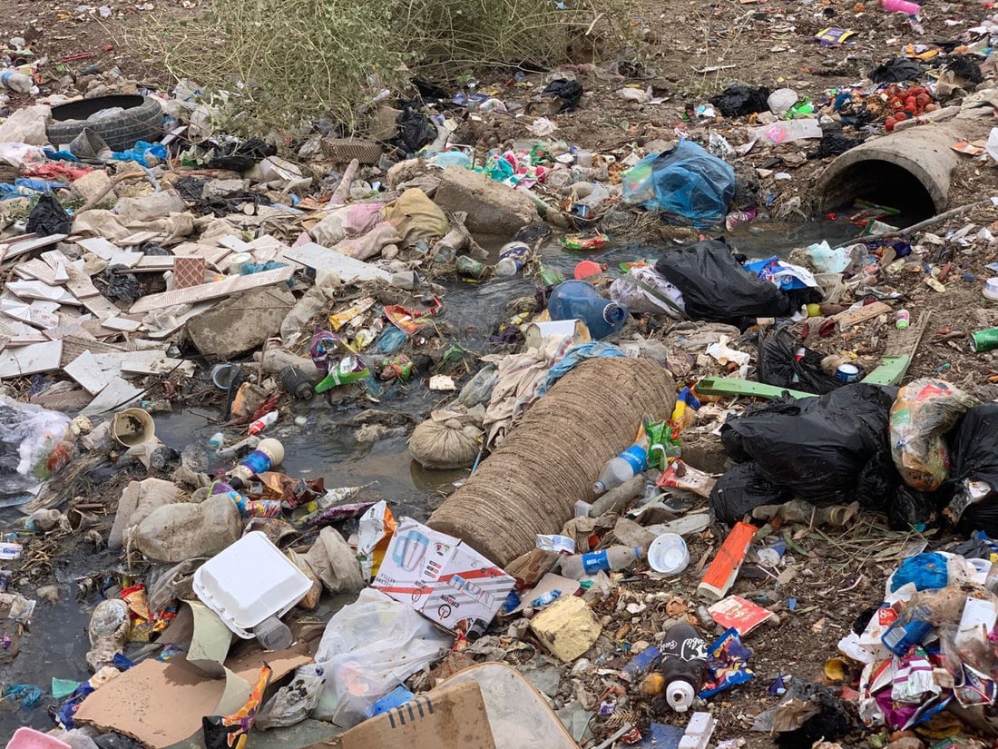 ناشط بابلي ينشر صوراً صادمة لنهر القاسم وهو “يغرق” في النفايات