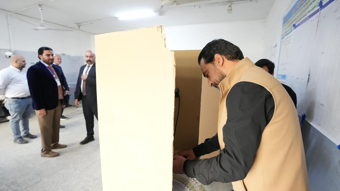 صور: الحلبوسي يصطحب زوجته إلى مركز الاقتراع للمشاركة بالانتخابات